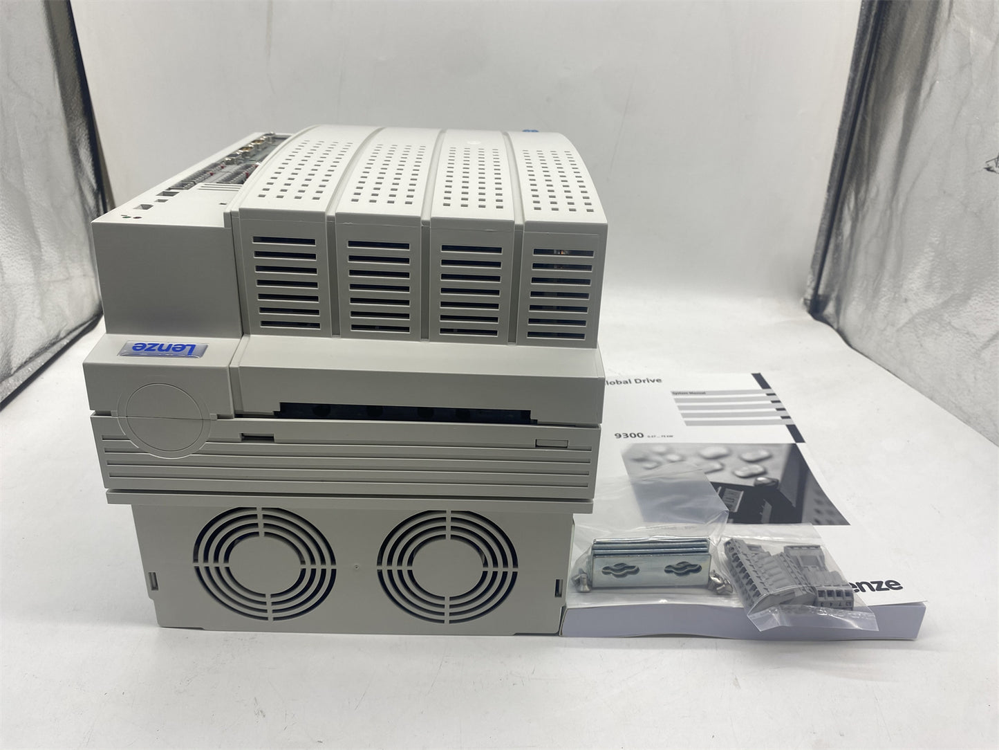 1PC LENZE EVS9323-EK Servoregler 9300 SERIE 400/480 VAC 1,5 KW (2 PS) EINGEBAUTE Einheit EVS9323EK Servo CAM PROFILER Neuer Schnellversand mit einjähriger Garantie Fedex/DHL/UPS