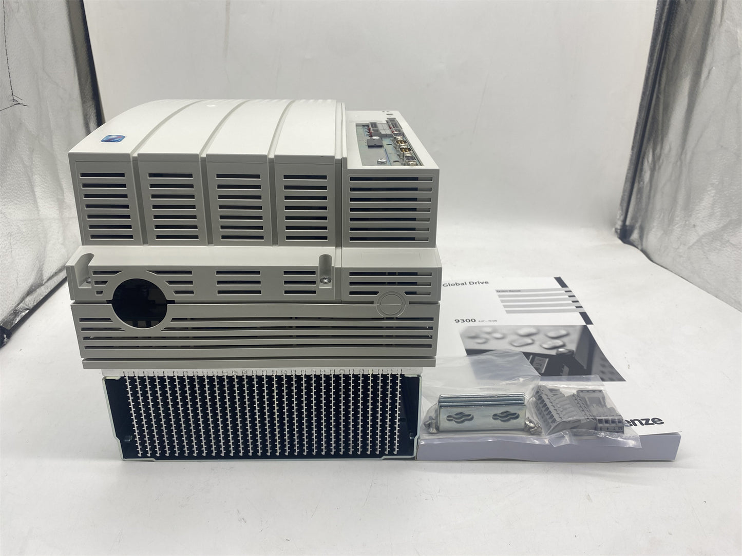 1PC LENZE EVS9323-EK Servoregler 9300 SERIE 400/480 VAC 1,5 KW (2 PS) EINGEBAUTE Einheit EVS9323EK Servo CAM PROFILER Neuer Schnellversand mit einjähriger Garantie Fedex/DHL/UPS