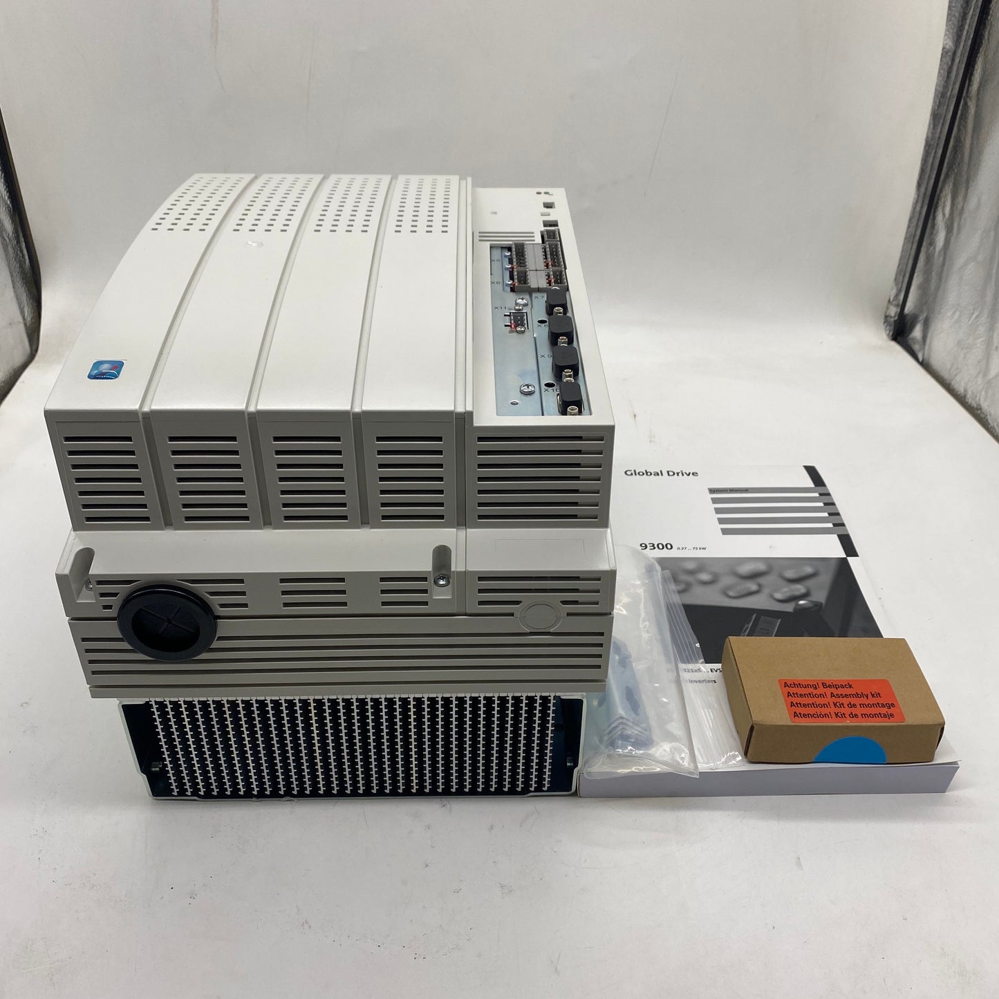 1PC LENZE EVS9323-EK Servoregler 9300 SERIE 400/480 VAC 1,5 KW (2 PS) EINGEBAUTE Einheit EVS9323EK Servo CAM PROFILER Neuer Schnellversand mit einjähriger Garantie Fedex/DHL/UPS